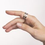 Anello a Fascia in Oro Bianco con Cuori Traforati - AH4-21