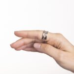 Anello a Fascia in Oro Bianco con Cuori Traforati - AH4-21