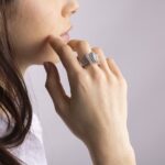 Anello a Fascia in Oro Bianco con Diamanti - A0011
