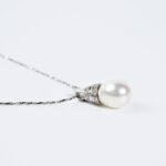 Collana con Pendente in Oro Bianco con Perla e Diamanti - 1557-G