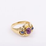 Anello in Oro Giallo con Rubino e Zaffiri Cabochon - 25G02
