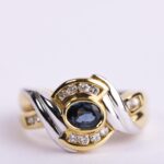 Anello a Fascia in Oro Giallo Bianco con Diamanti e Zaffiro - 00655