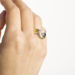 Anello a Fascia in Oro Giallo Bianco con Diamanti e Zaffiro - 00655