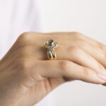 Anello a Fascia in Oro Giallo Bianco con Diamanti e Zaffiro - 00655