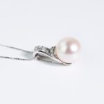 Collana da Donna in Oro Bianco con Diamanti e Perla - 10818144