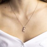 Collana con Lettera in Oro Bianco con Diamanti - 11060134