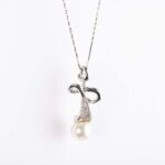 Collana in Oro Bianco con Perla e Diamanti - 1132