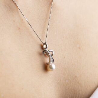 Collana in Oro Bianco con Perla e Diamanti - 1132