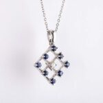 Collana con Rombo in Oro Bianco con Diamante e Zaffiri - 8120115