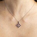 Collana con Rombo in Oro Bianco con Diamante e Zaffiri - 8120115
