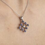 Collana con Rombo in Oro Bianco con Diamante e Zaffiri - 8120115