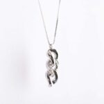 Collana con Pendente in Oro Bianco con Diamanti - CL009AV173