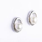 Orecchini a Lobo in Oro Bianco con Diamanti e Perle - OP082