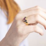 Anello in Oro Giallo con Rubino Cabochon e Zaffiri - 25G02R