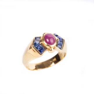 Anello in Oro Giallo con Rubino Cabochon e Zaffiri - 25G02R