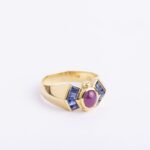 Anello in Oro Giallo con Rubino Cabochon e Zaffiri - 25G02R