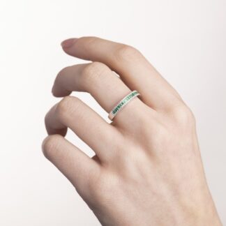 Anello a Fascia in Oro Bianco con Diamanti e Smeraldi - 4022535-S
