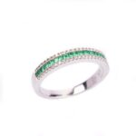 Anello a Fascia in Oro Bianco con Diamanti e Smeraldi - 4022535-S