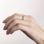Anello a Fascia in Oro Bianco con Diamanti e Smeraldi - 4022535-S