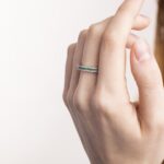 Anello a Fascia in Oro Bianco con Diamanti e Smeraldi - 4022535-S