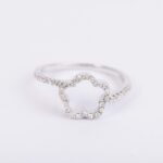 Anello con Fiore in Oro Bianco con Diamanti - A005