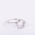 Anello con Fiore in Oro Bianco con Diamanti - A005