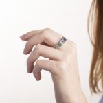 Anello a Maglia in Oro Bianco con Smeraldi e Iolite - AN451Y