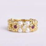 Anello in Oro Giallo con Diamante, Rubini Cabochon e Perle - AN238B1