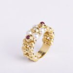 Anello in Oro Giallo con Diamante, Rubini Cabochon e Perle - AN238B1