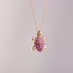 Collana con Ciondolo in Oro Giallo con Rubini e Diamanti | Tartaruga - CL030R