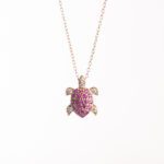 Collana con Ciondolo in Oro Giallo con Rubini e Diamanti | Tartaruga - CL030R