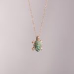 Collana con Ciondolo in Oro Giallo con Smeraldi e Diamanti | Tartaruga - CL030SM