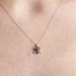 Collana con Ciondolo in Oro Giallo con Zaffiri e Diamanti | Tartaruga - CL030Z