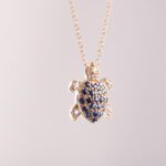 Collana con Ciondolo in Oro Giallo con Zaffiri e Diamanti | Tartaruga - CL030Z