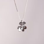 Collana con Pendente Fiore in Oro Bianco con Diamanti - P1800048X