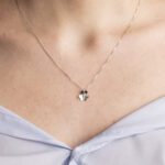 Collana con Pendente Fiore in Oro Bianco con Diamanti - P1800048X