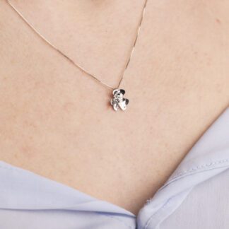 Collana con Pendente Fiore in Oro Bianco con Diamanti - P1800048X