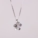 Collana con Pendente Fiore in Oro Bianco con Diamanti - P1880082X