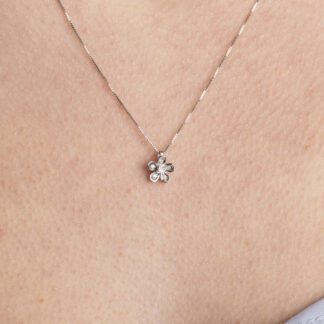 Collana con Pendente Fiore in Oro Bianco con Diamanti - P1880082X