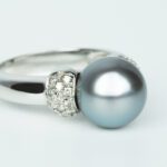 Anello da Donna in Oro Bianco con Diamanti e Perla Nera - ABP110