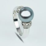 Anello da Donna in Oro Bianco con Diamanti e Perla Nera - ABP110