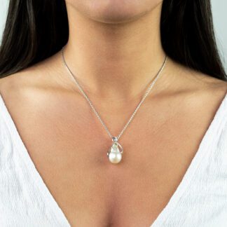 Collana con Pendente in Oro Bianco con Perla Barocca e Diamanti - 05F02