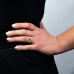 Anello da Donna in Oro Bianco con Diamanti e Smeraldo - 1150-70