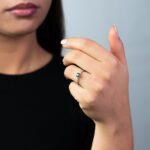 Anello da Donna in Oro Bianco con Diamanti e Smeraldo - 1150-70