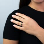 Anello da Donna in Oro Bianco con Diamanti e Smeraldo - 1150-70