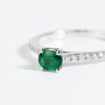 Anello da Donna in Oro Bianco con Diamanti e Smeraldo - 1150-70