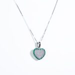 Collana con Pendente a Cuore in Oro Bianco con Diamanti e Smeraldi - CL2113