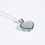 Collana con Pendente a Cuore in Oro Bianco con Diamanti e Smeraldi - CL2113